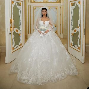 2024 Robes de mariée Dubaï Arabe Scoop Neck Flowerd en dentelle Appliques à manches longues Paillettes Bride Formelles