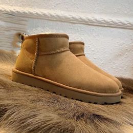 2024 Australia Designer Mini Snow Boots For Women Booties Ug Winter Boot Australie Scuffs Wol Shoes Sheepskin Men Men Size 11 12 EU 43
