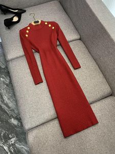 2024 Automne noir / rouge Couleur solide Robe en tricot lambris à manches longues Boutons de cou rond