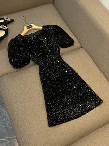 2024 Autumn Black Sequins Vestido sin espalda Campo corto Cuello redondo Vestidos informales cortos D4W214011