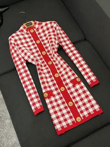 2024 Automne Red Plaid Robe en tricot lambris à manches longues Colliers de support à manches longues Robes décontractées à poitrine unique D4W211812