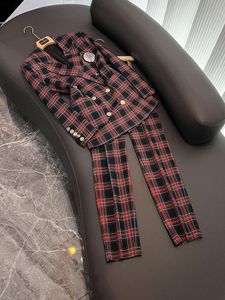 Ensemble pantalon deux pièces à carreaux rouges, manches longues, revers cranté, Blazer perlé, haut avec ensemble pantalon, automne 2024, D3O071355