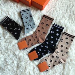 2024 Autumn Women Modern Sports Embroidery Sock Fashion Classic Design Socks Hoge kwaliteit F Patroon ondergoed