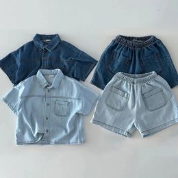 2024 Baby Baby Solid Denim Set Set Boys and Girls Denim Shirt and Short Deux pièces simples Casual Sportswear 2PCS 240511