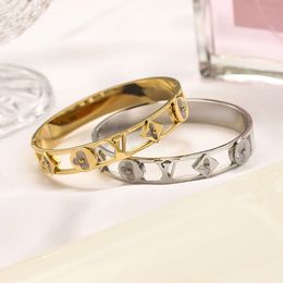 2024 bracelets de marque de créateur de bracelets Femmes Bangaux de luxe Bijoux de concepteur de luxe 18k Amateurs de mariage en acier inoxydable à l'or cadeau Bracles en gros Zg1163