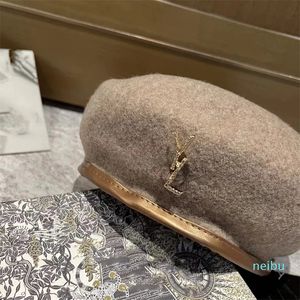 2024 Baretten Designer Ball Caps Metalen Merk Letter Baret Britse Mode Dunne Faux Pluche Gebreide Kunstenaar Hoed Herfst winter Mesh Bud Hoed 8 Stijl Warme Muts