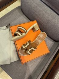 2024 Meilleure qualité véritable pantoufles de designer en cuir même style pour les femmes d'été vêtements d'extérieur loisirs vacances pantoufles de plage 2023 chaussures plates de printemps taille 34-41 ont une boîte