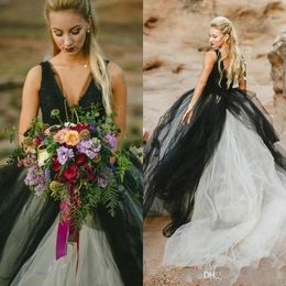 2024 Robes de mariée noires et blanches robe de mariée gothique plage pays col en V dentelle applique balayage train une ligne sur mesure plus taille robe de novia