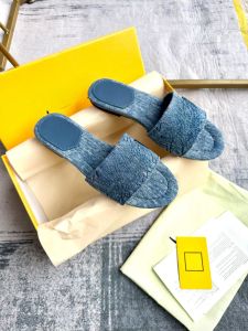 2024 Pantoufles en tissu denim imprimé bleu noir diapositives Sandales Le style de pantoufles chaudes de haute couture le plus populaire Taille 35-42 Pantoufles de créateurs classiques pour dames