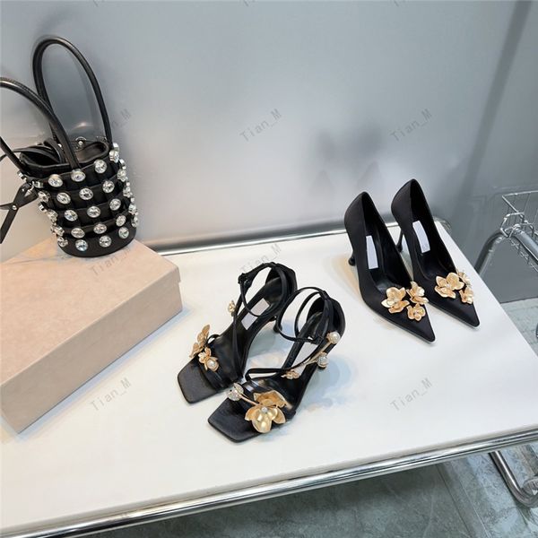 2024 Noir Nouveau Métal Fleurs dorées Chaussures habillées Satin Talon aiguille Sandale célèbre marque Bride à la cheville Sandales à fleurs d'orchidées Perle Robe de soirée de luxe 9,5 cm