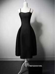 2024 Black Prom Dress Party-jurken Satijnen spaghetti veter achterste thee lengte zomer zwarte jurk Royal Blue, bordeaux, geel, marine