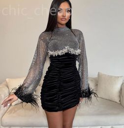 2024 Black Sheat Graduation Robe Crystals Feather Satin Short Mini Homecoming Party Cocktail Forme Cocktail Prom Brides Drides Tours Robes ZJ011