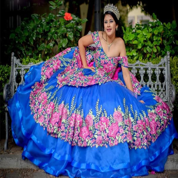 2024 Robes de princesse bleues quinceanera avec des appliques de dentelle florale rose sur l'épaule longue robe de bal magnifique pour la fête des filles de 16 ans