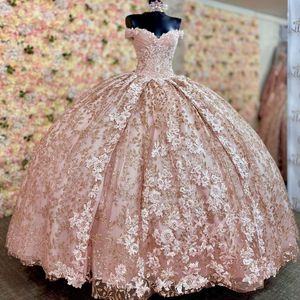 2024 Blush roze quinceanera -jurken baljurk uit schoudergrenzen Lace Appliques Crystal Beads TuLle Sequins Puffy Party Dress Prom avondjurken 403