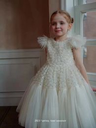 2024 Boho White Flower Girl Vestidos Boda Una línea Flores hechas a mano Apliques vestidos de niveles para niños