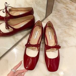 2024 Bowknot Mary Jane Chaussures Femmes Square Toe Glossy Cuir Fémelles Feme Rouge Ballets Party Ball Bridal Wedding Chaussures 240415