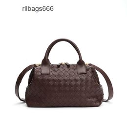 2024 Bowling Veneeta Fashion Simple Straddle Breigner Designer Handsbag Bottegs Sac Girl Luxur