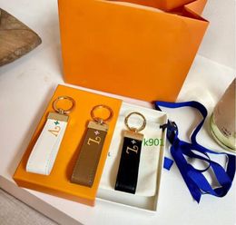 2024 Box Fashion de alta calidad Keychains de cuero para hombres y femeninos de llaves de diseño de cuero de acero inoxidable de moda