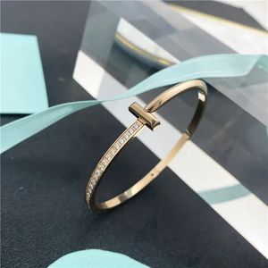 2024 Bracelet Designer Charme de luxe Bracelet Lettre T Bracelets Bijoux pour femmes Bracelet Accessoires de mode Titane Alliage d'acier GoldQ10