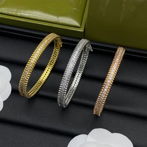 2024 Bracelet de trèfle de trèfle Luxury Luxury Full Diamond Crystal Bracelet Classic Designer Couple Cuff Bracelet pour les bijoux pour femmes