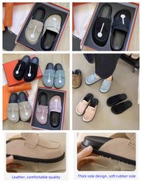 2024 Brand Design Design Men's Slippers Nouvelles sandales tongs tongs chaussures de mode Designer Sandals de luxe Destiner les glisses de glissade pour femmes LCOFERS Taille 35-45