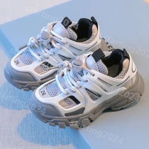 2024 Ademende zomer luxe kinderschoenen jongens meisjes ontwerper sportschoenen ademende kinderen baby casual sneakers mode outdoor atletische schoen T412