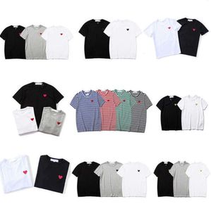 2024 CDG Fashion Mens Play T-shirt Designer Red Heart Comes Casual Women Shirts Des Badge Garcons High Quanlity Tshirts Coton broderie 1662ess