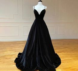 2024 Encantador vestido de noche de terciopelo negro Correa de espagueti Cuello en V Una línea Vestidos de fiesta de graduación formales Mujeres Robe De Soiree vestidos de fiesta