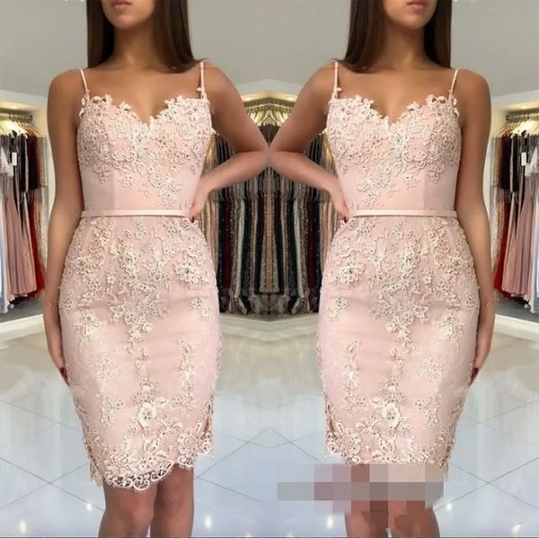 2024 Pas cher Blush Pink Homecoming Robes Dentelle Appliques Courtes Mini Bretelles Spaghetti Ceintures Gaine Sweetheart Party Graduation Robes De Cocktail