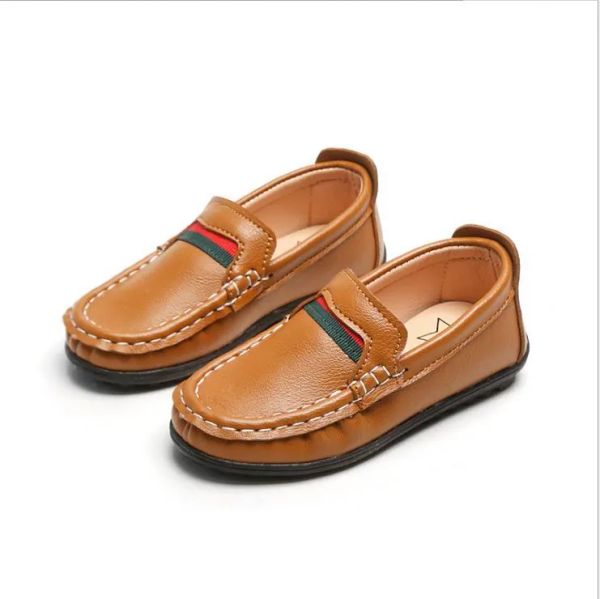 2024 Chaussures d'enfants Pu Le cuir Chaussures de garçons décontractés Muis modes confortables Slip sur les chaussures pour enfants Taille 26-35