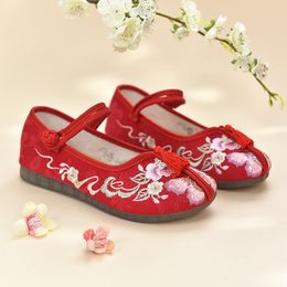 2024 Estilo chino Zapatos de tela antiguos de Beijing Primavera Nueva red Rojo Estilo antiguo Bordado Boca baja Transpirable Versátil Zapatos casuales bordados