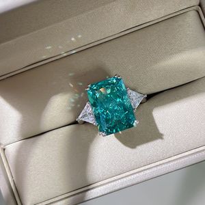 2024 Choucong Anneaux de mariage Bijoux de luxe Soild 100% 925 Sterling Silver Radiant Cut Emerald Diamond Gemstones Party Femmes Bague de fiançailles Ne se fanent jamais