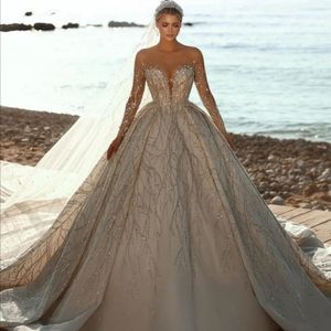 2024 Classic Ball Robe Arabe Dubai Robes de mariée Scoop Scoop Long Illusion Golaires Perles Sequins Bride Robes Formelles
