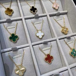 2024 Colliers de trèfle à quatre feuilles classiques Collier Collier Rose Gold Red Jade Marrow Pendant coloré Lucky Grass Collar Collar Chaîne Cadeaux