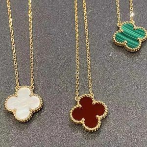 2024 Colliers de trèfle à quatre feuilles classiques Pendants Pendants Mère de nacre en acier inoxydable Plaqué 18K pour fille de la Saint-Valentin de la fête des mères bijoux bijoux en gros V7 V7