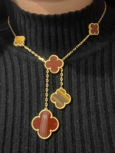 2024 Colliers de trèfle à quatre feuilles classiques Pendants Red Agate Tiger Eye Stone Lucky Grass Big Flower Collier Jade Marrow Pull Chaîne Six