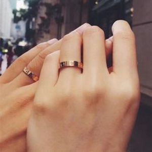 2024 Klassieke Ring titanium staal zilveren liefde ring mannen en vrouwen rose gouden sieraden voor geliefden paar ringen gift diamantq4