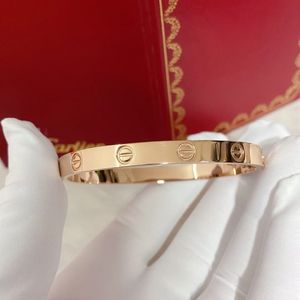 2024 Designer épais classique avec diamant femmes haut de gamme en forme de V or Sier Bracelet ouvert bijoux de mariage Boxq1