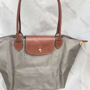 2024 bolso clásico de bolso versátil bolso plegable para mujer manija larga una bolsa de zonas de masa para el hombro 10a