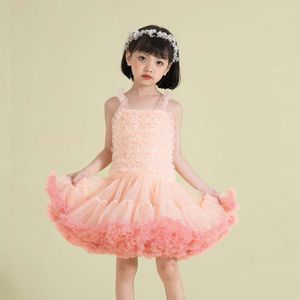 2024 Vêtements Summer Girls Tutu avec une sangle suspendue Puff Mesh Princess Child's Day Performance Robe