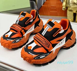 2024 Sneakers de diseñador de pareja Moda de lujo de lujo zapatos casuales encaje de naranja negro grande nariz grande calma para hombre fresco zapatos deportivos tamaño