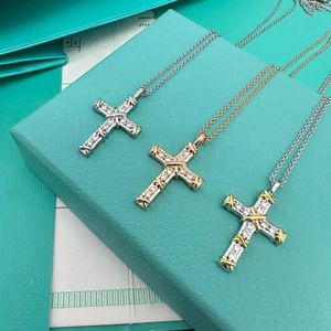 2024 Collier pendentif croix designer pour femmes hommes bijoux en acier inoxydable rétro vintage colliers de diamants chaîne pour hommes fête d'anniversaire cadeau d'anniversaire en gros2024