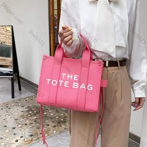 2024 Crossbodybody grand sac à main Luxurys Designer Femmes Sac en cuir authentique Week-end Fashion Bags Bags de plage Hommes Bacs d'embrayage épaule 101a