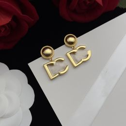 2024 Boucles d'oreilles de créateurs de dames délicates Gtelles G Lettres D Colorful Crystal Pendants 18k Gold plaqué anti-allergie Femmes Eore Clip d'oreille KD4D