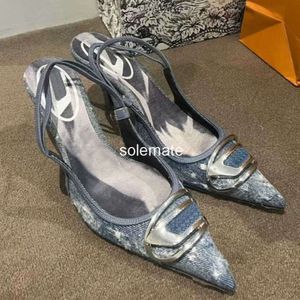 2024 Denim hoge hakken zomer nieuwe kwaliteit terug holle puntige dunne modeshow Baotou sandalen voor dames