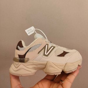 2024 Designer Athletic 9060 Zapatos para niños Niños bajos Niñas Deportes Niños Niñas Zapatillas de deporte para bebés Tenis para niños Escuela juvenil Baloncesto Crema Negro Gris Blanco para niños