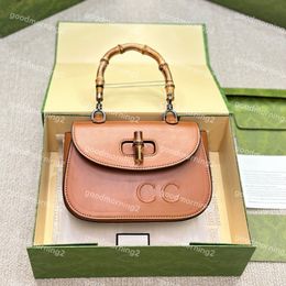 2024 Sac de créateur Bamboo Handle Handbag Mode Fashion Handheld Saddle Sac Small 22 cm Bands à sac