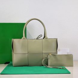 2024 Sac de designer Sacs à provisions tissés chauds fourre-tout 11 couleurs sac fourre-tout printemps-été nouveau sac de designer en cuir poignée d'épaule femmes designers de luxe sac à main sac à main 36cm