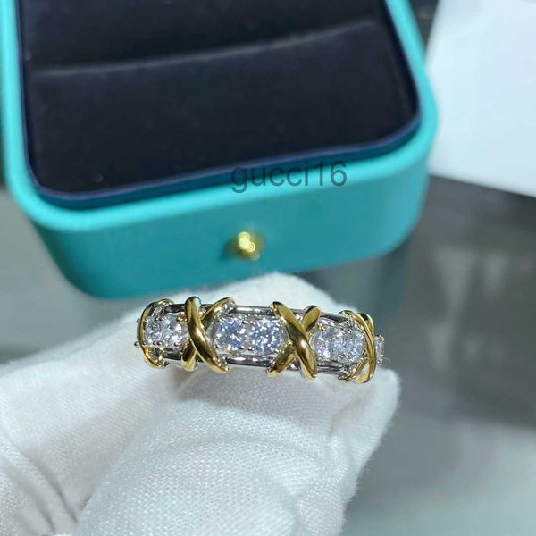 2024 Anillos de banda de diseñador Anillo de lujo Racimo clásico para mujeres Diamante simulado Oro Astilla Cruz Stud Flor Cool 5IRD 5IRD