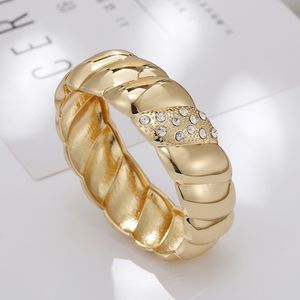 2024 Designer Bangle Bracelet simple exagéré pour le bracelet d'ouverture de la mode pour femmes et luxe léger, bijoux de haute qualité, non décolorée